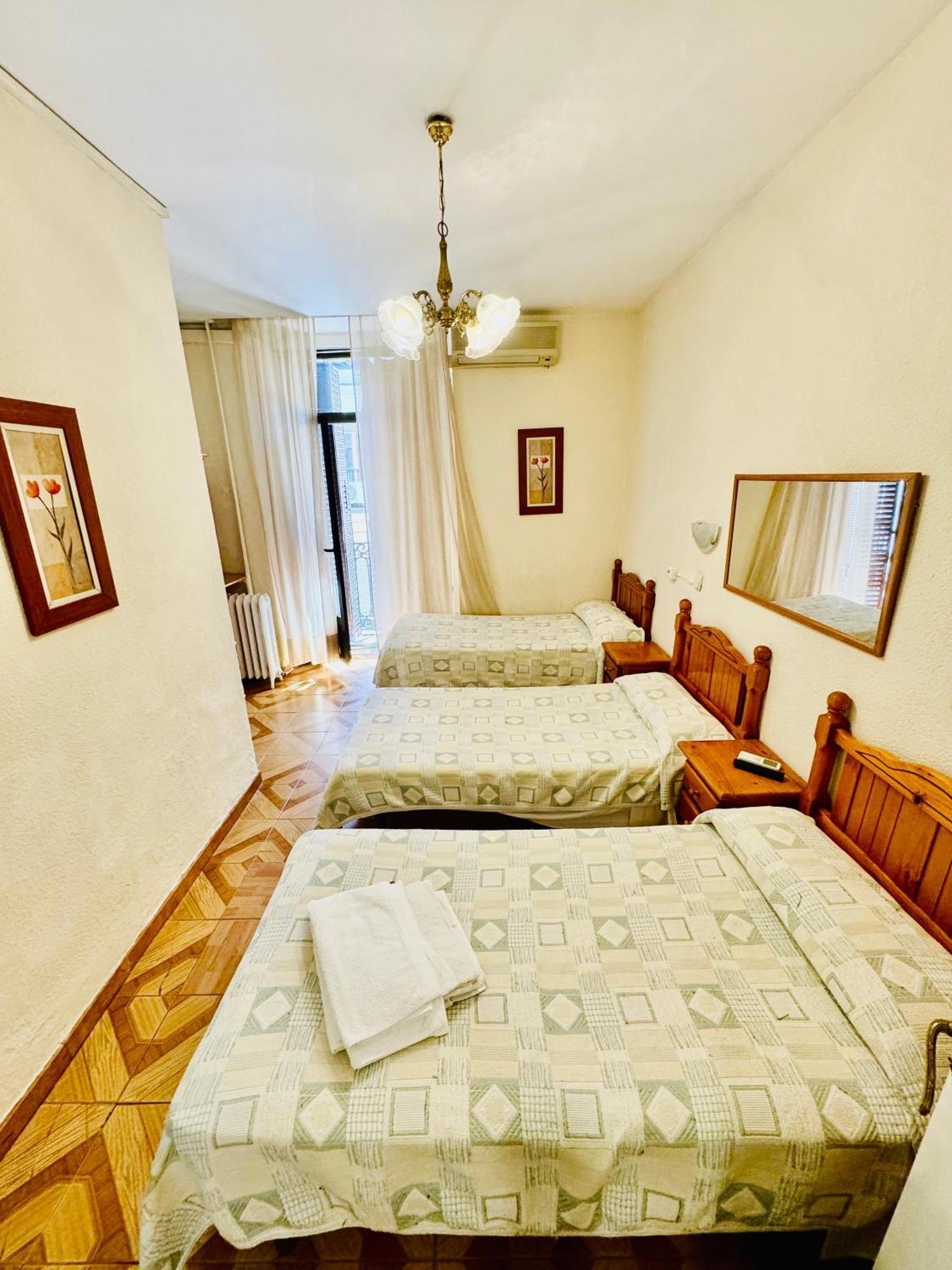 Hostal Fuentesol Madrid Eksteriør bilde