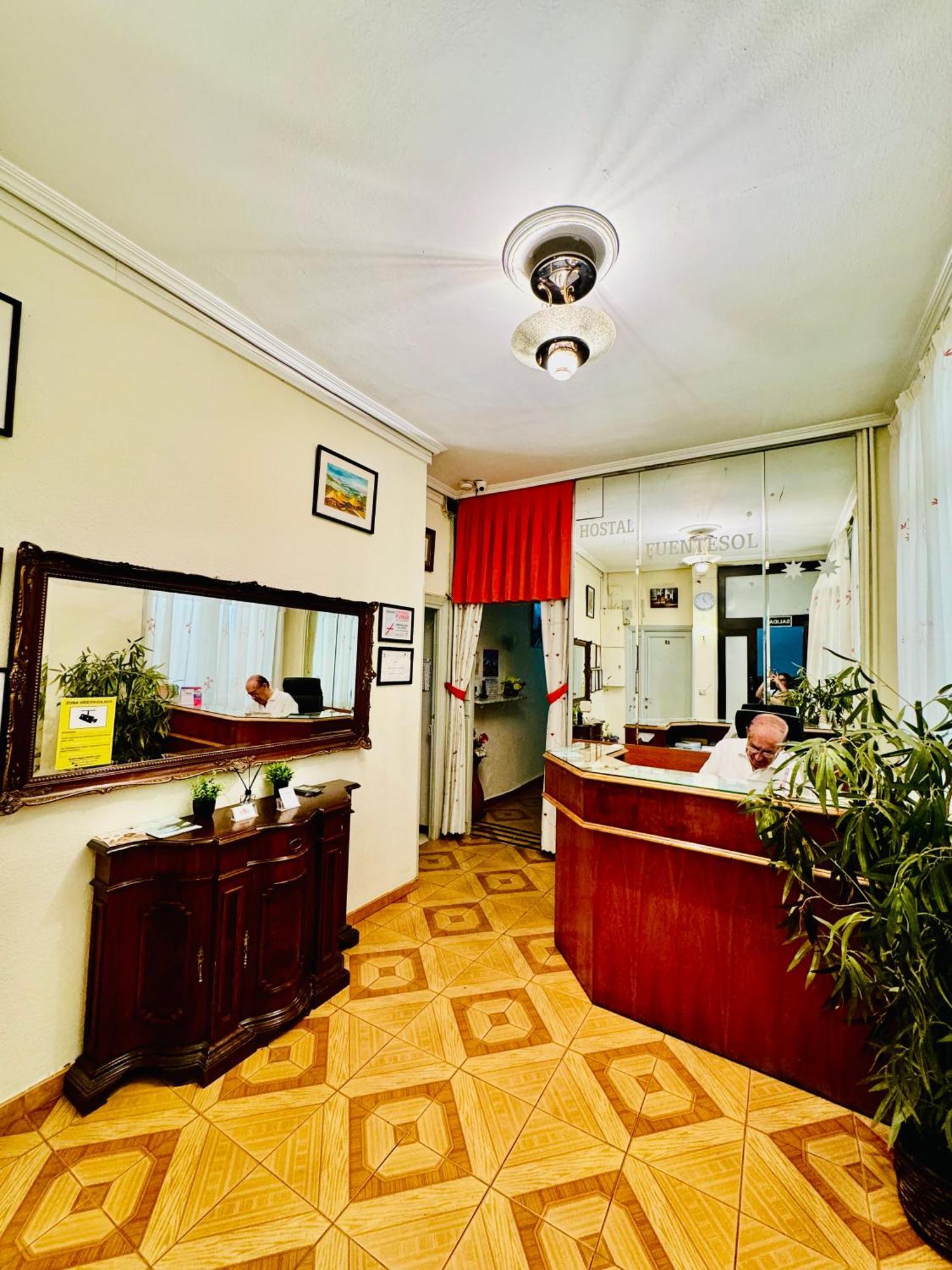 Hostal Fuentesol Madrid Eksteriør bilde