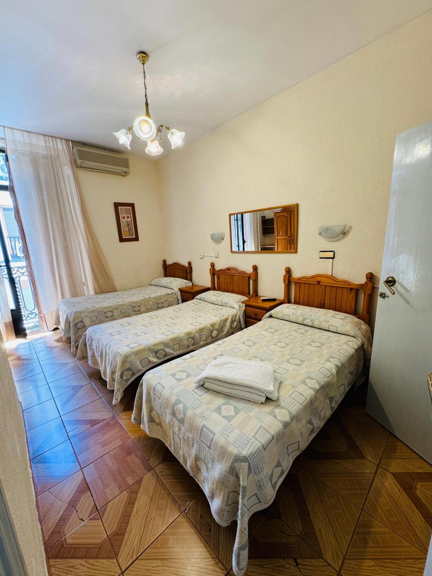 Hostal Fuentesol Madrid Eksteriør bilde